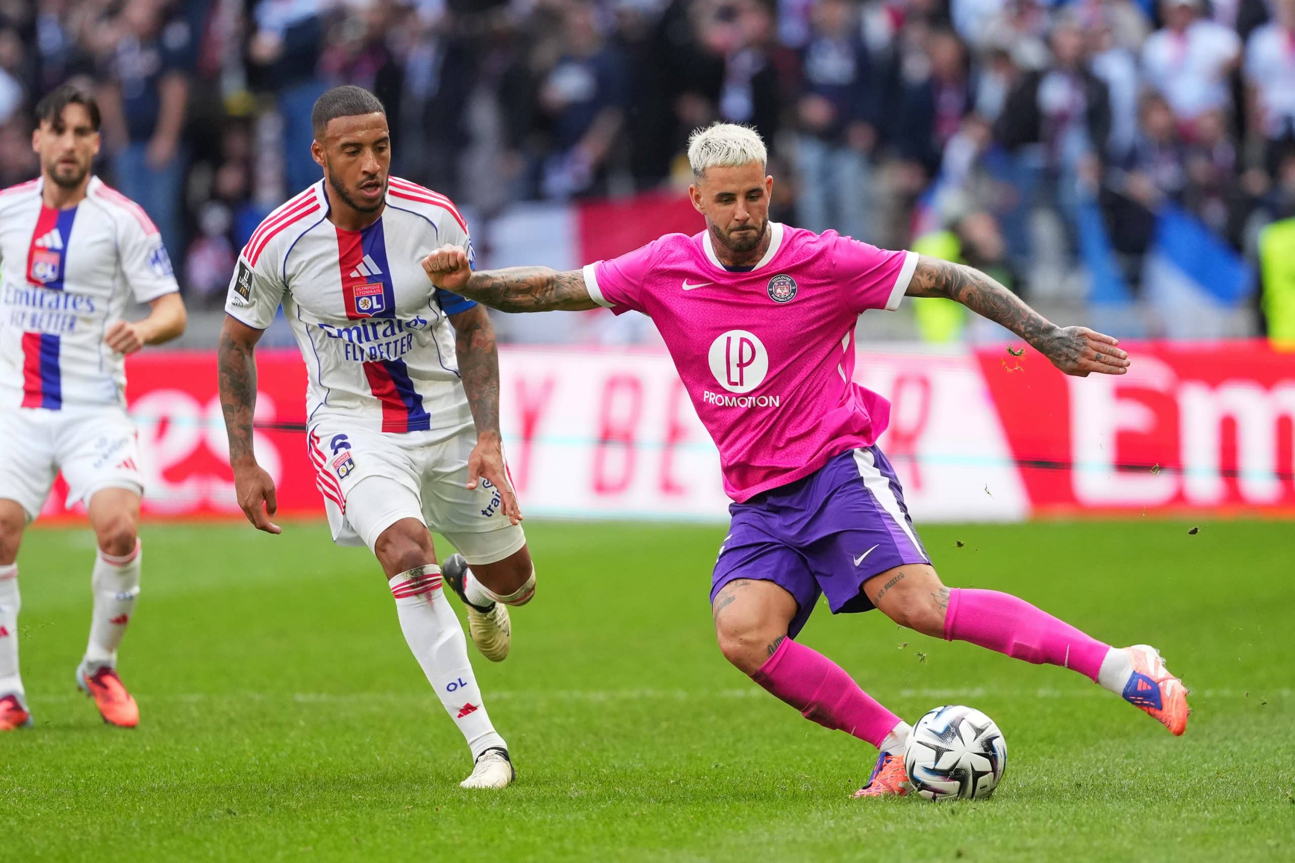 Corentin Tolisso au duel avec Aron Donnum