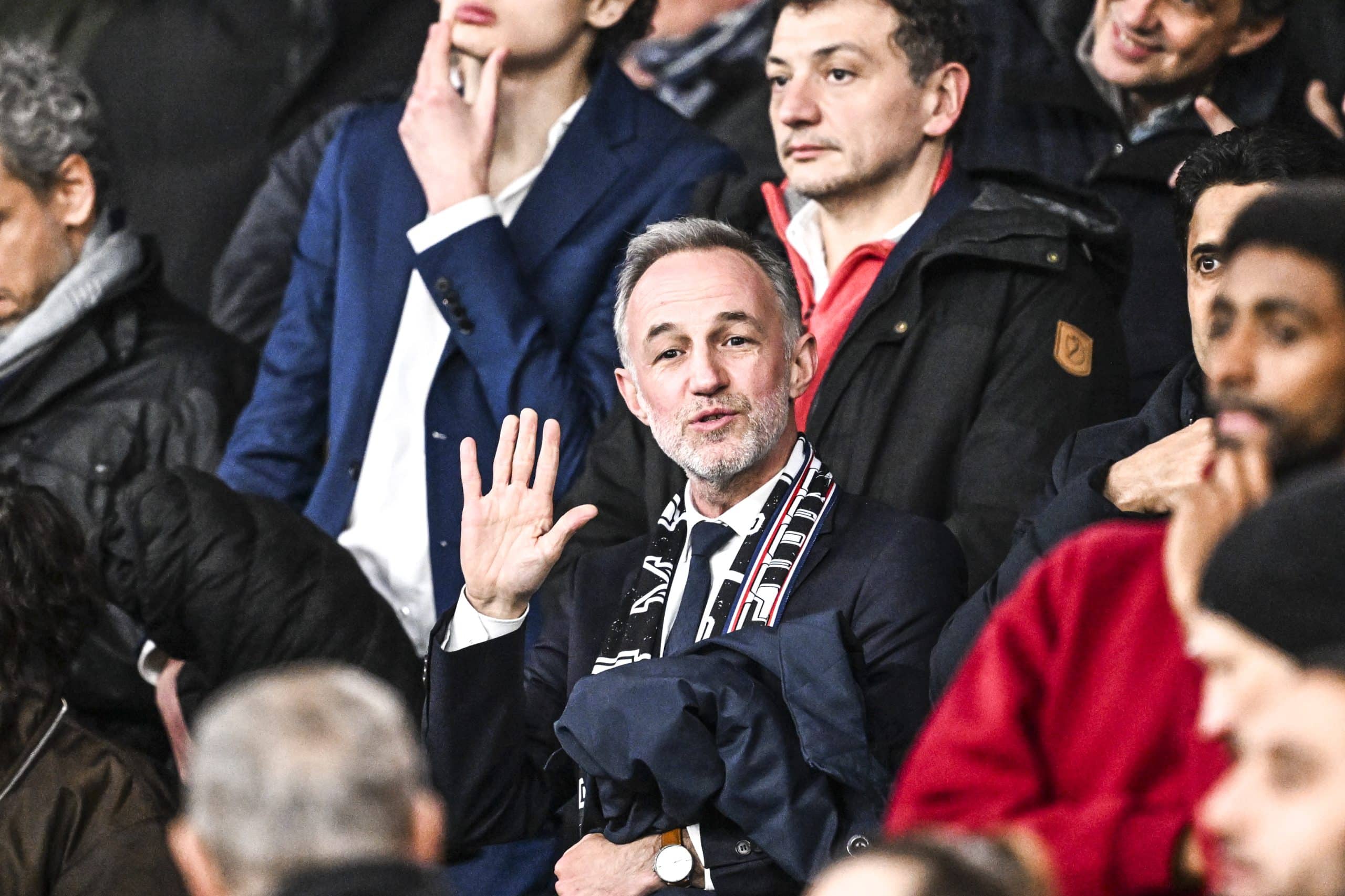 Emmanuel Grégoire saluant le public lors d'un match du PSG.