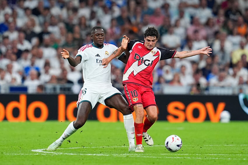 Sergio Camello au duel avec Ibrahima Konaté lors de Real Madrid - Vallecano