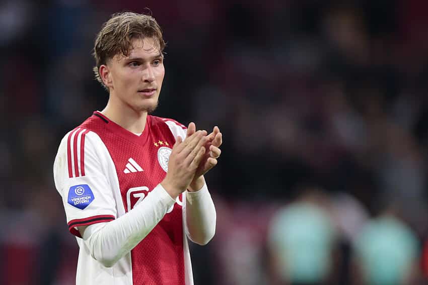 Mika Godts sous le maillot de l'Ajax Amsterdam