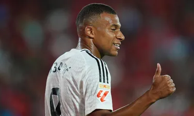 Cristiano Ronaldo met la pression à Mbappé, Flick conquis par deux cadres du FC Barcelone