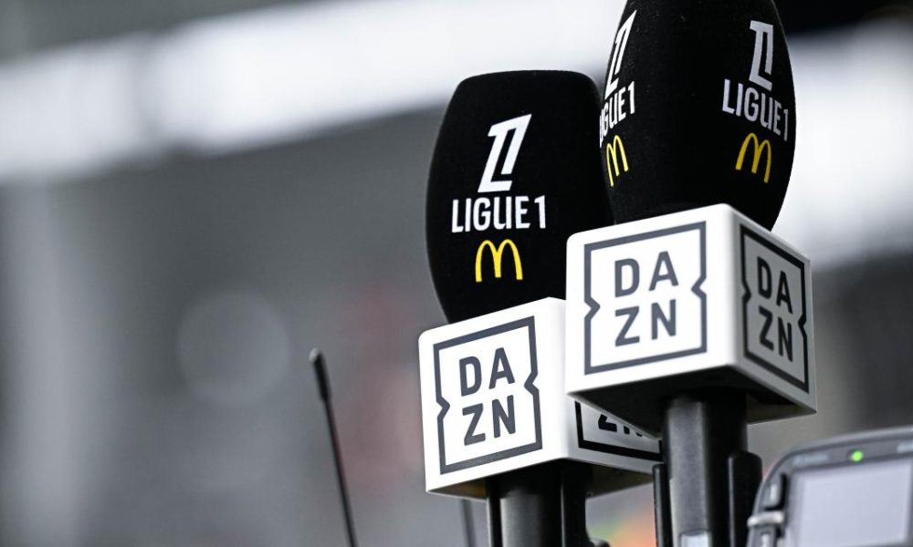 Les micros de la chaîne DAZN.