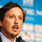 OM : les premiers mots en bleu et blanc de Wahi, Rulli, Carboni et de Lange