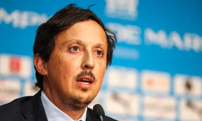 OM : les premiers mots en bleu et blanc de Wahi, Rulli, Carboni et de Lange