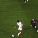 OM-PSG : fumigènes, parvis bondé, policiers en nombre, l’ambiance monte au Vélodrome !