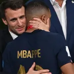 Real Madrid : Emmanuel Macron pique Florentino Perez sur le cas Mbappé