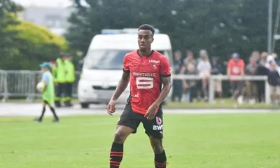 Stade Rennais Mercato : l&rsquo;OL provoque un coup de théâtre dans le dossier Doué