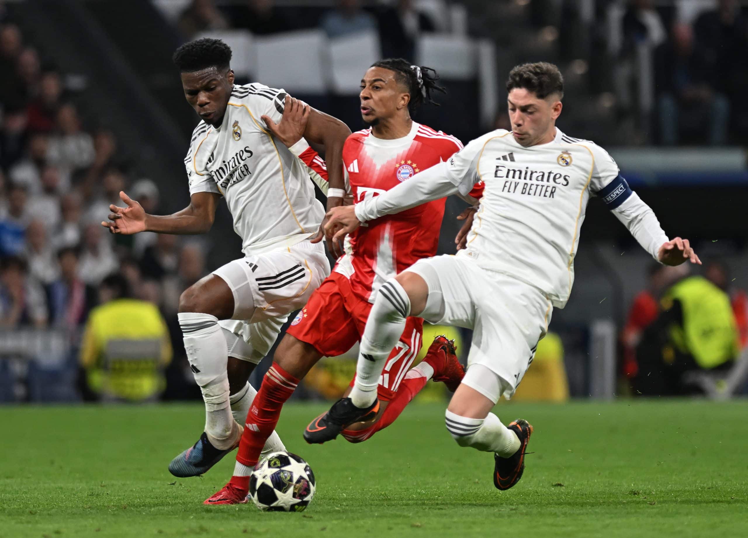 Aurélien Tchouaméni et Federic Valverde au duel avec Michael Olise