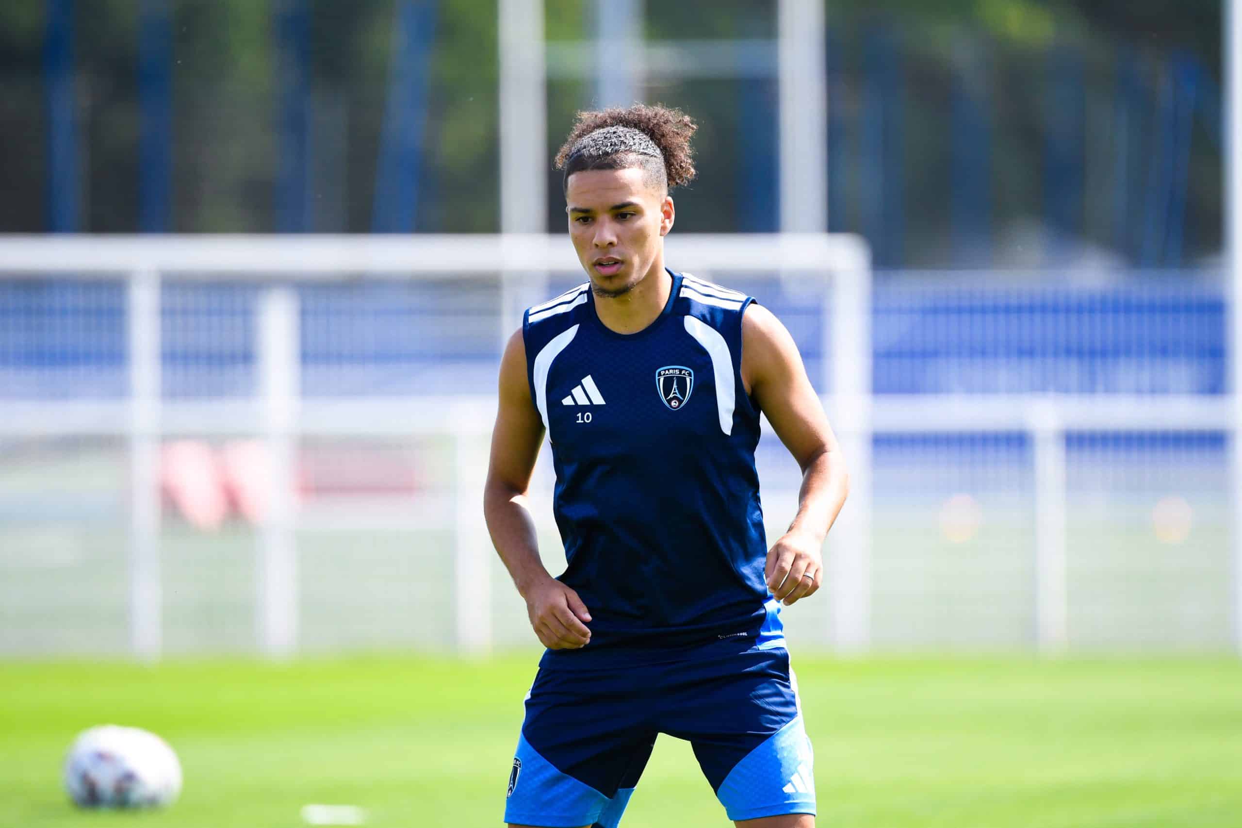 Ilan Kebbal sous les couleurs du Paris FC