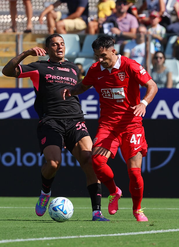 Diego Carlos (Parme) à la lutte avec Dary Mota (Monza) en Serie A, le 5 septembre 2026