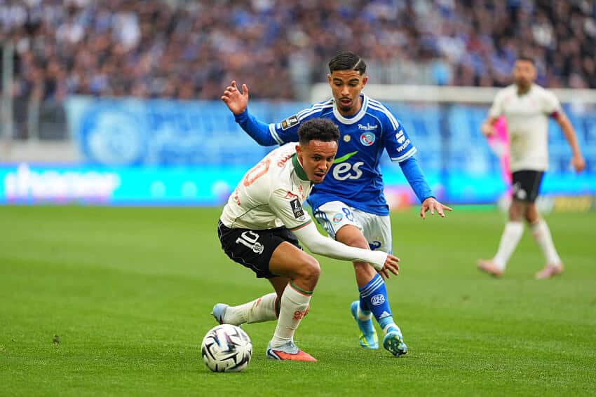 Gessime Yassine (RC Strasbourg) au duel avec Sofiane Diop (OGC Nice)