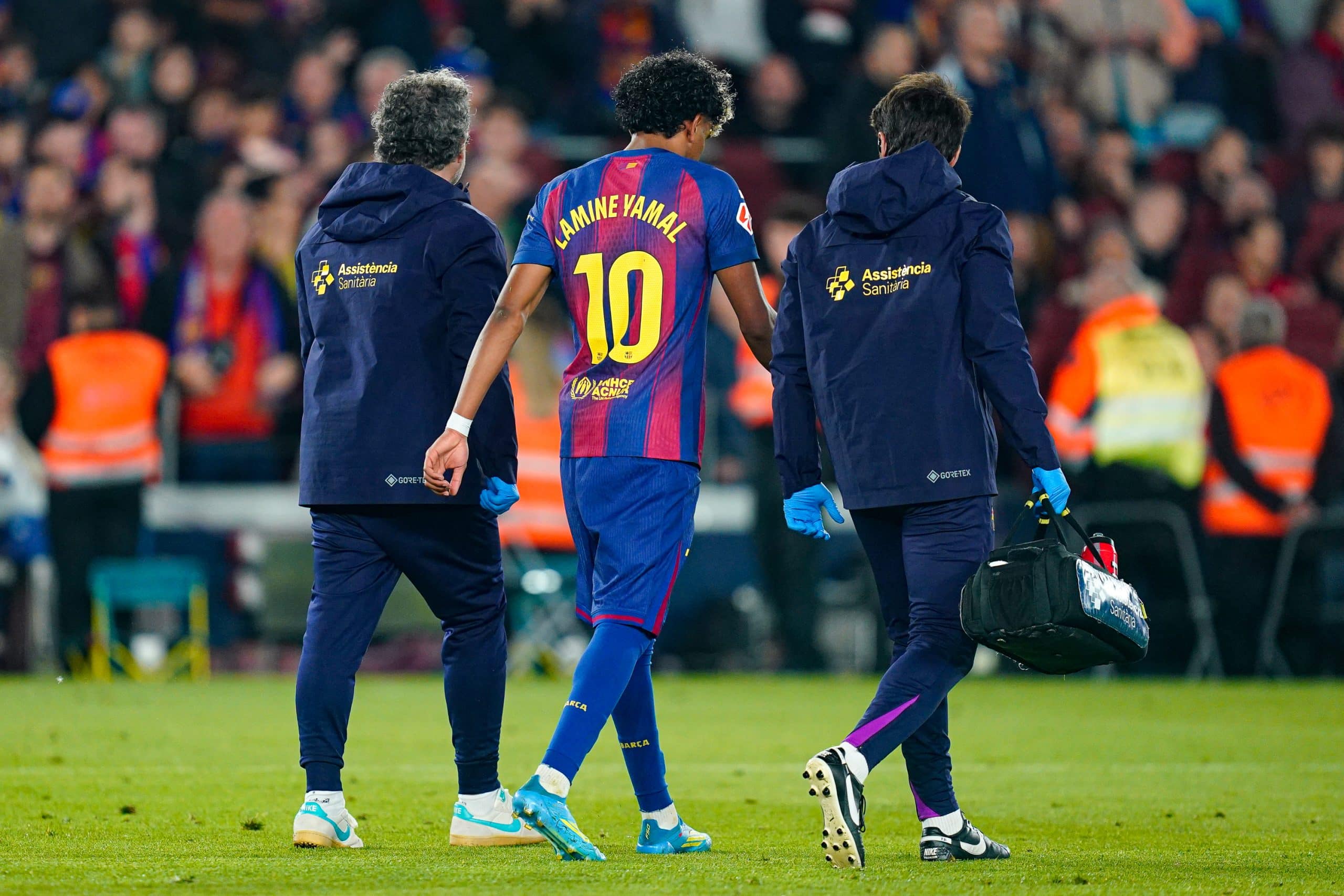 Lamine Yamal quittant le terrain après sa blessure.