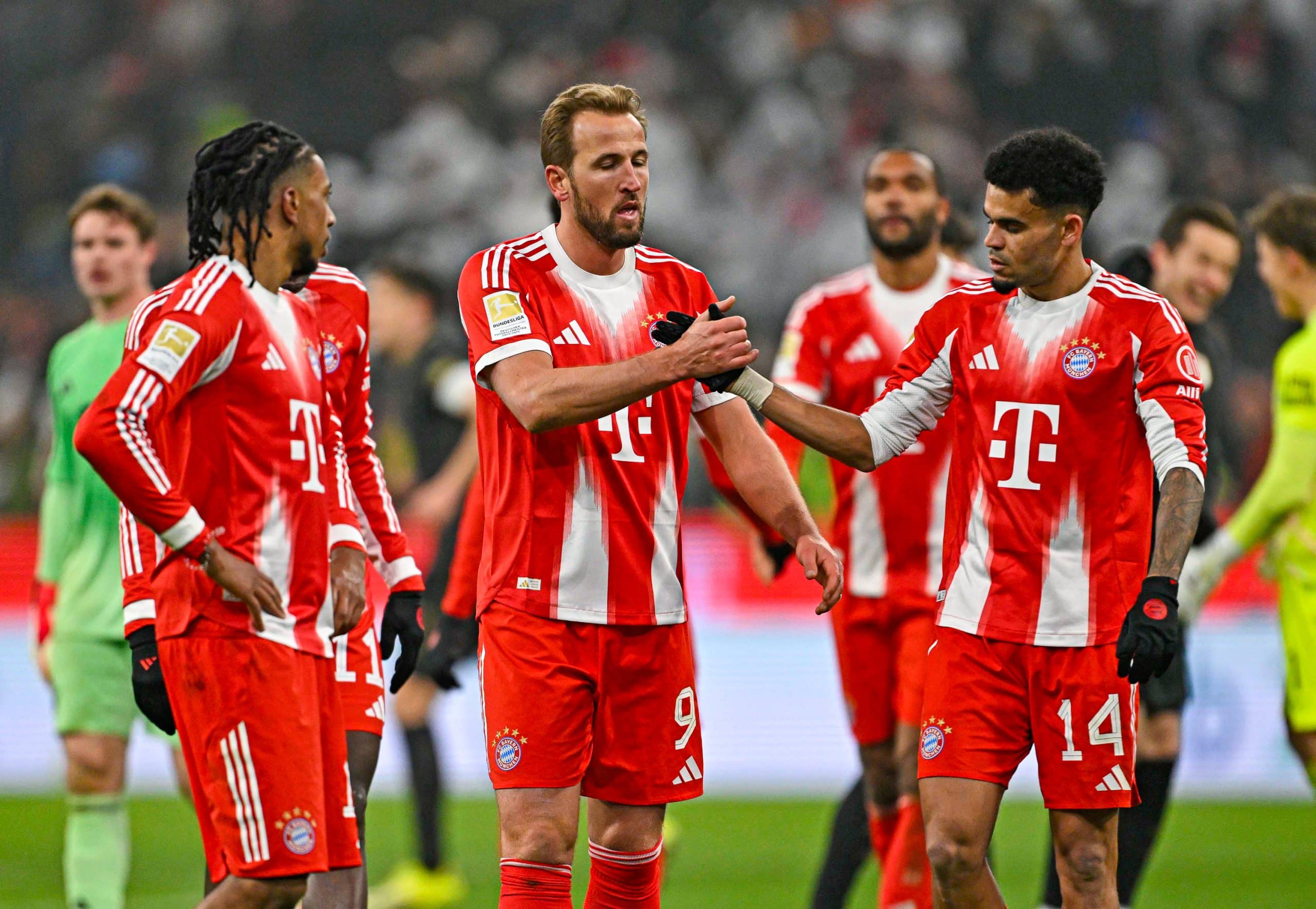 Michael Olise, Harry Kane et Luis Diaz se félicitant après une victoire du Bayern Munich.