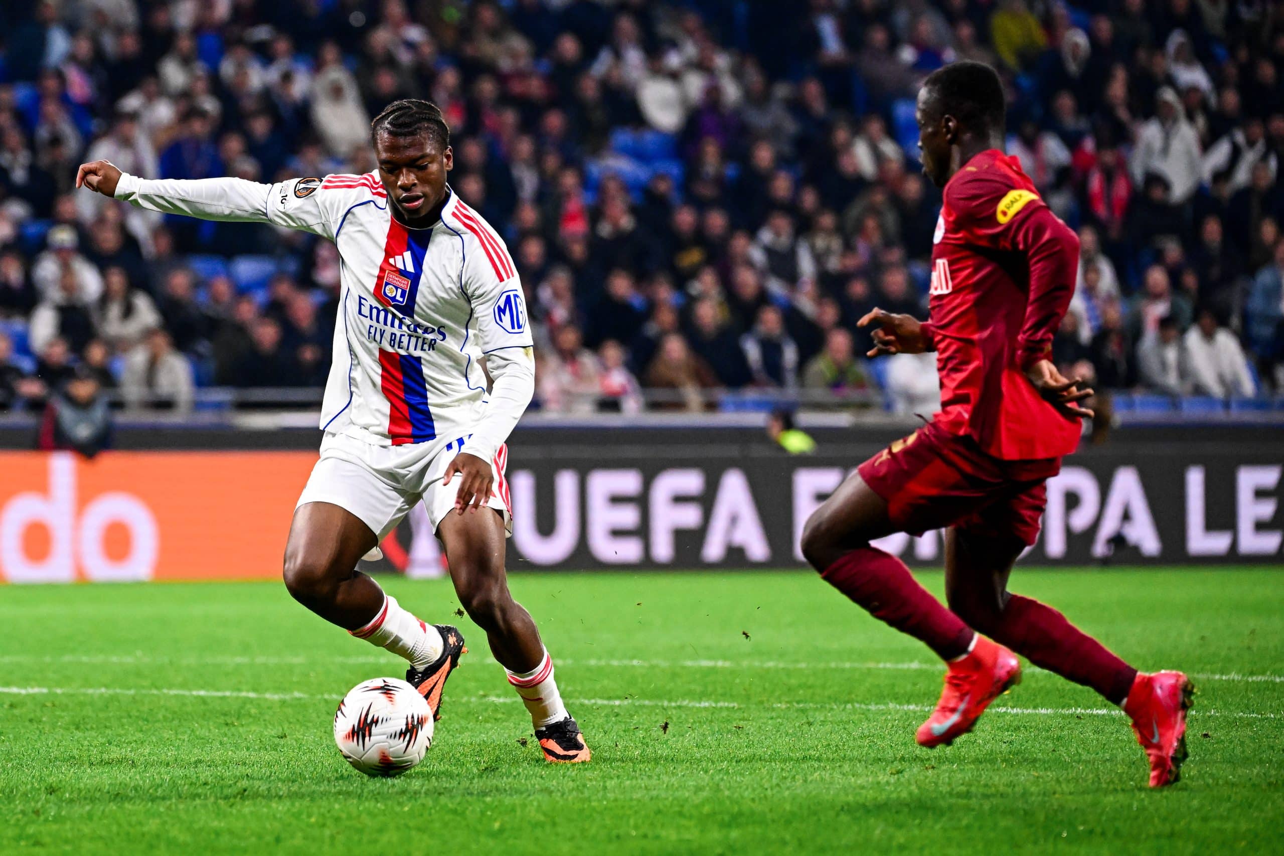 Enzo Molebe sous le maillot de l'OL