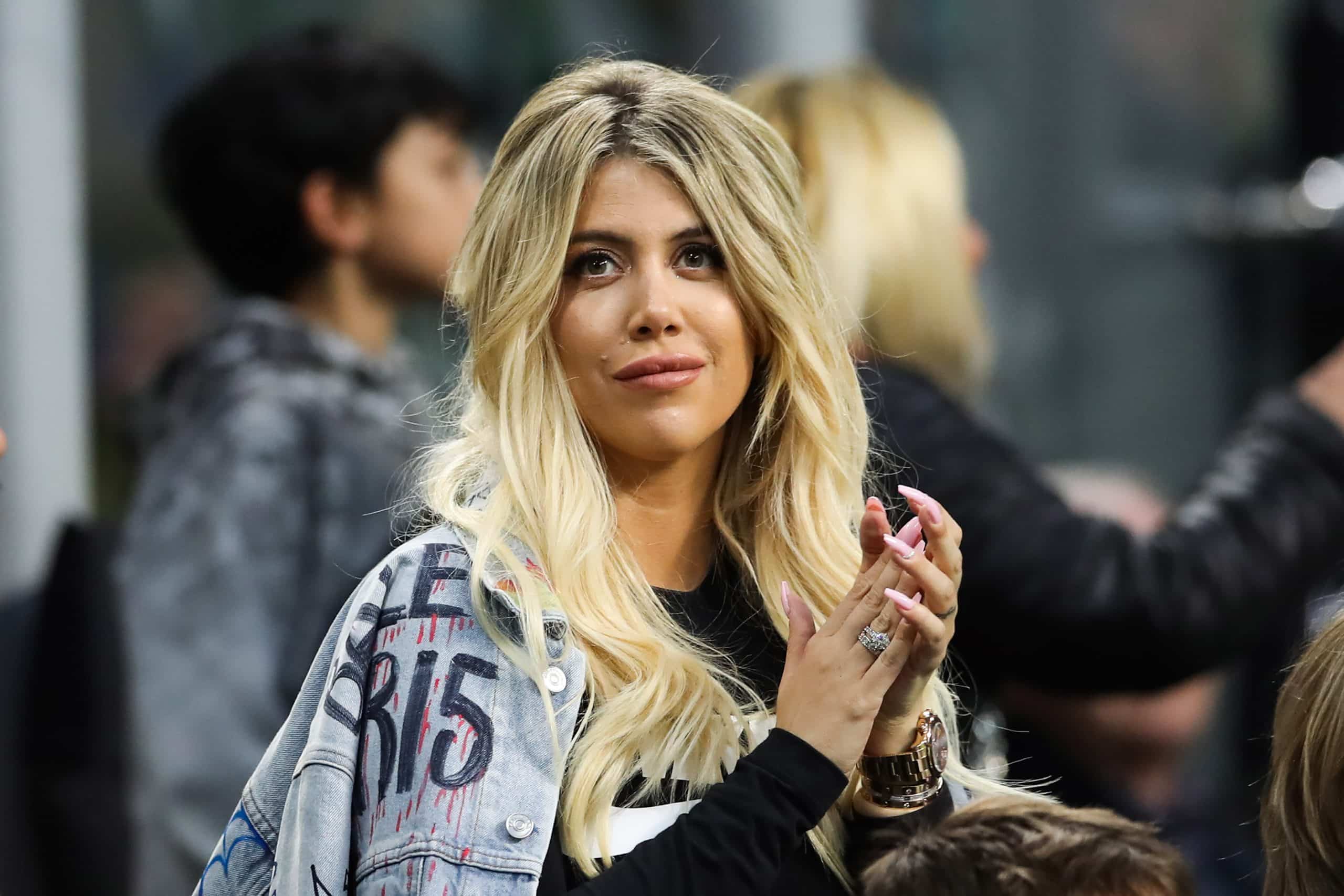 Wanda Nara applaudissant lors d'un match de l'Inter.