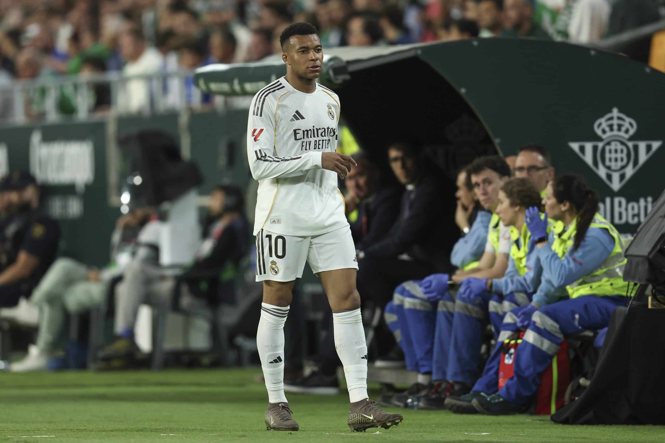 Kylian Mbappé sortant du terrain lors du match entre le Betis Séville et le Real Madrid.