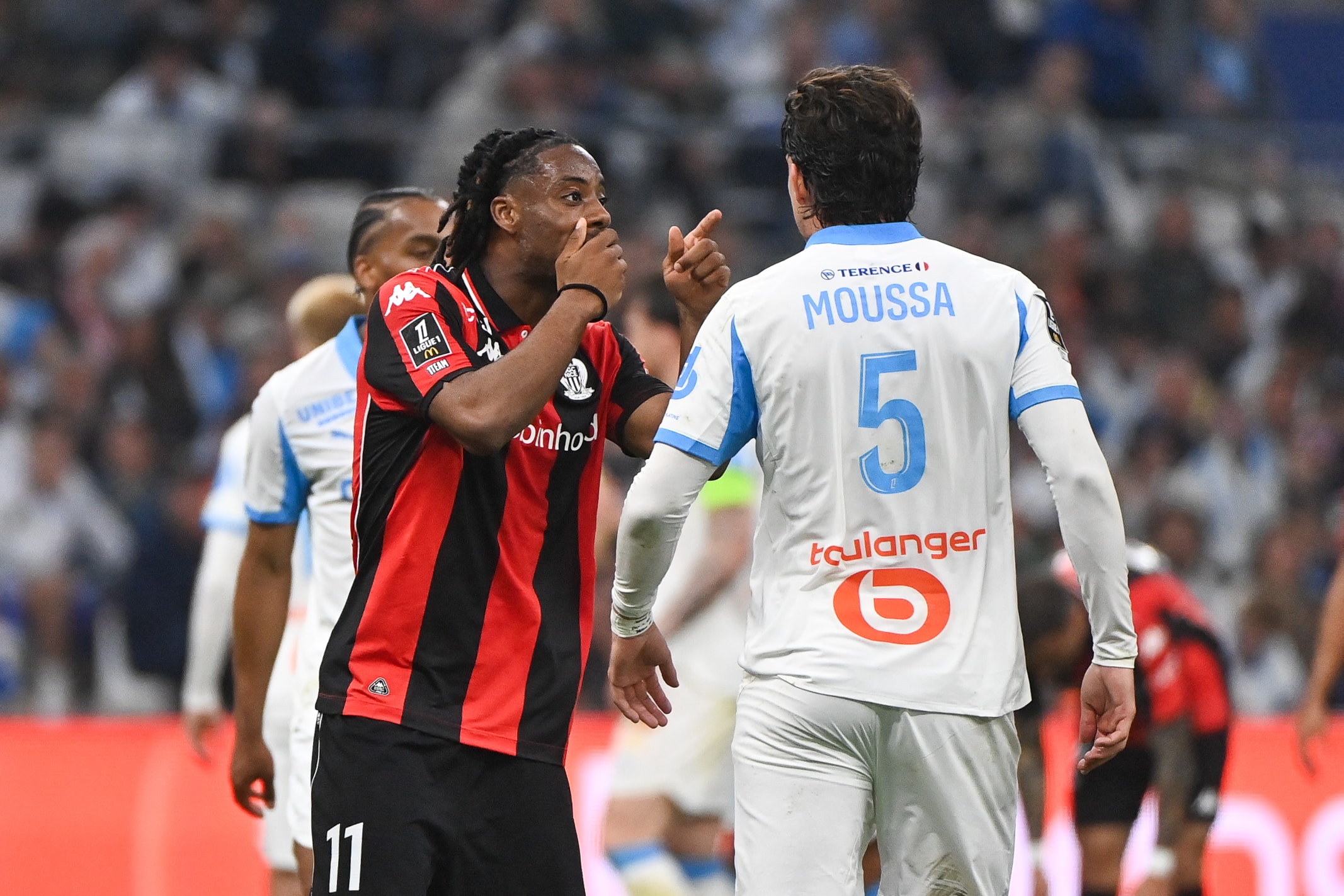 Elye Wahi se prenant le bec avec Leonardo Balerdi lors d'OM-Nice.