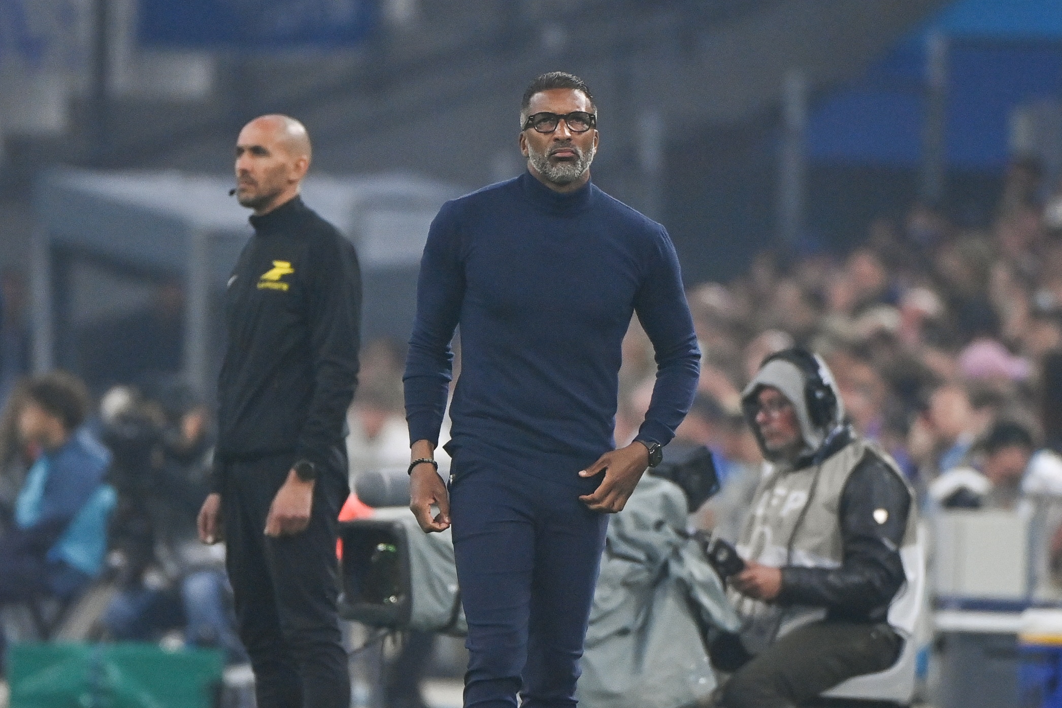 Habib Beye suivant le match de l'OM contre Nice depuis le bord du terrain.