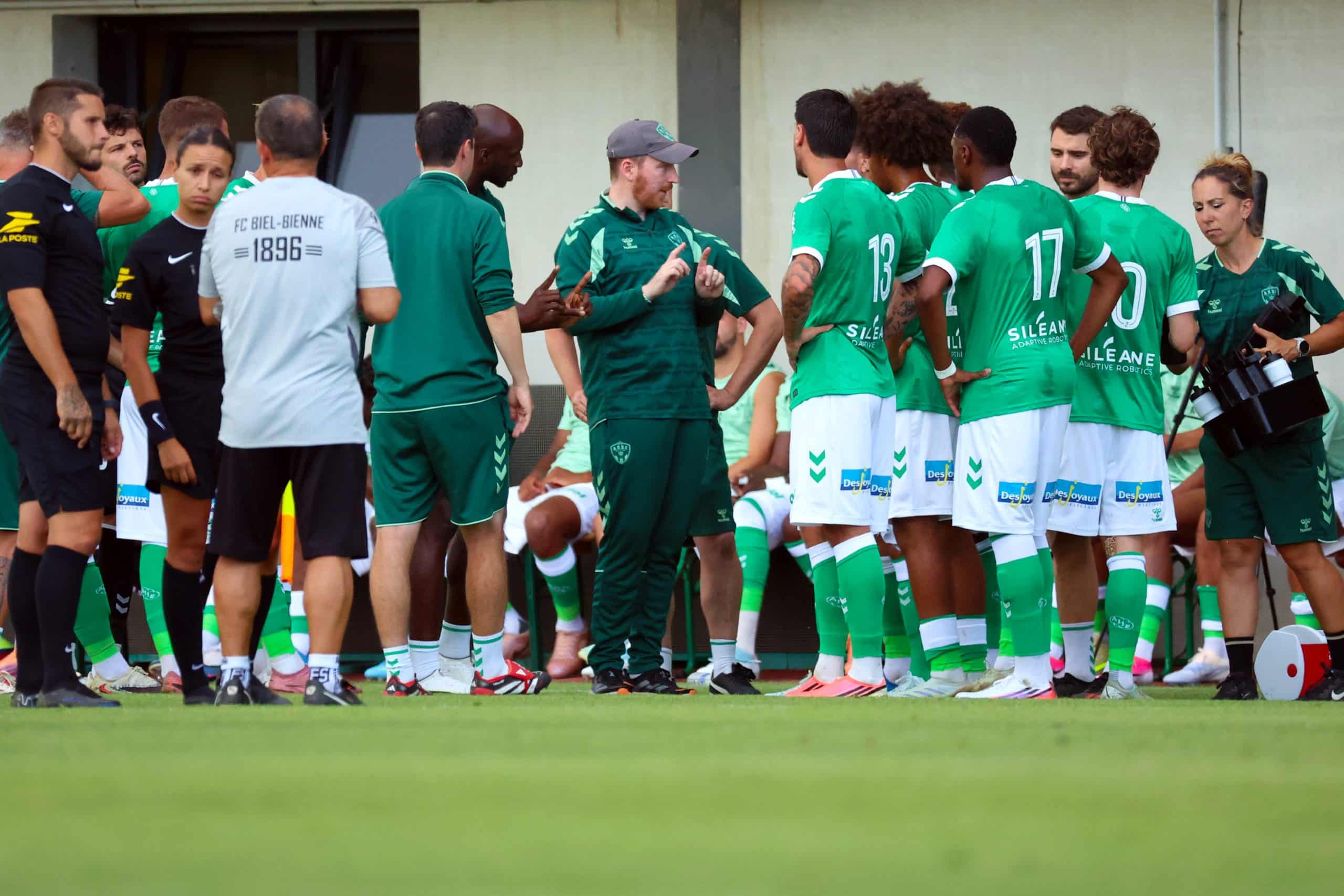 Ian Cathro aux côtés de ses joueurs