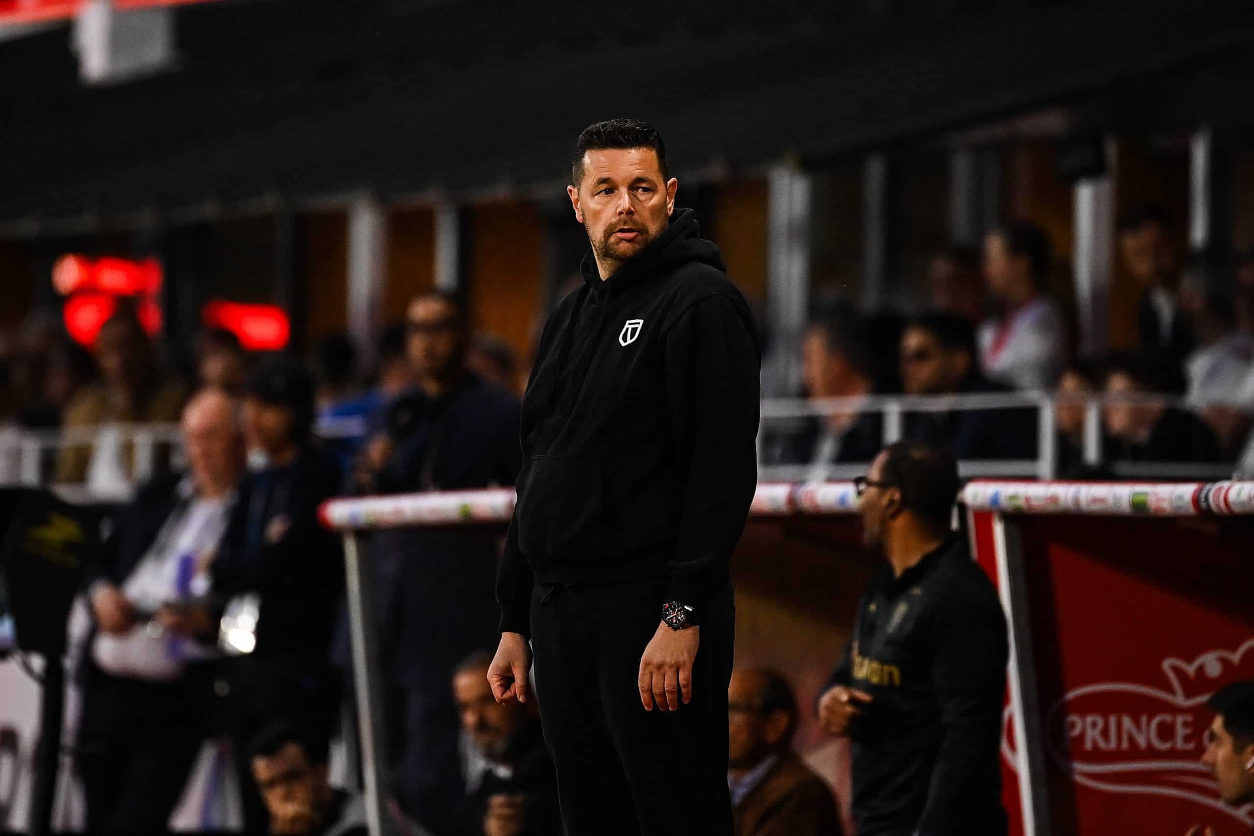 Pierre Sage dubitatif lors du match du RC Lens à Brest.