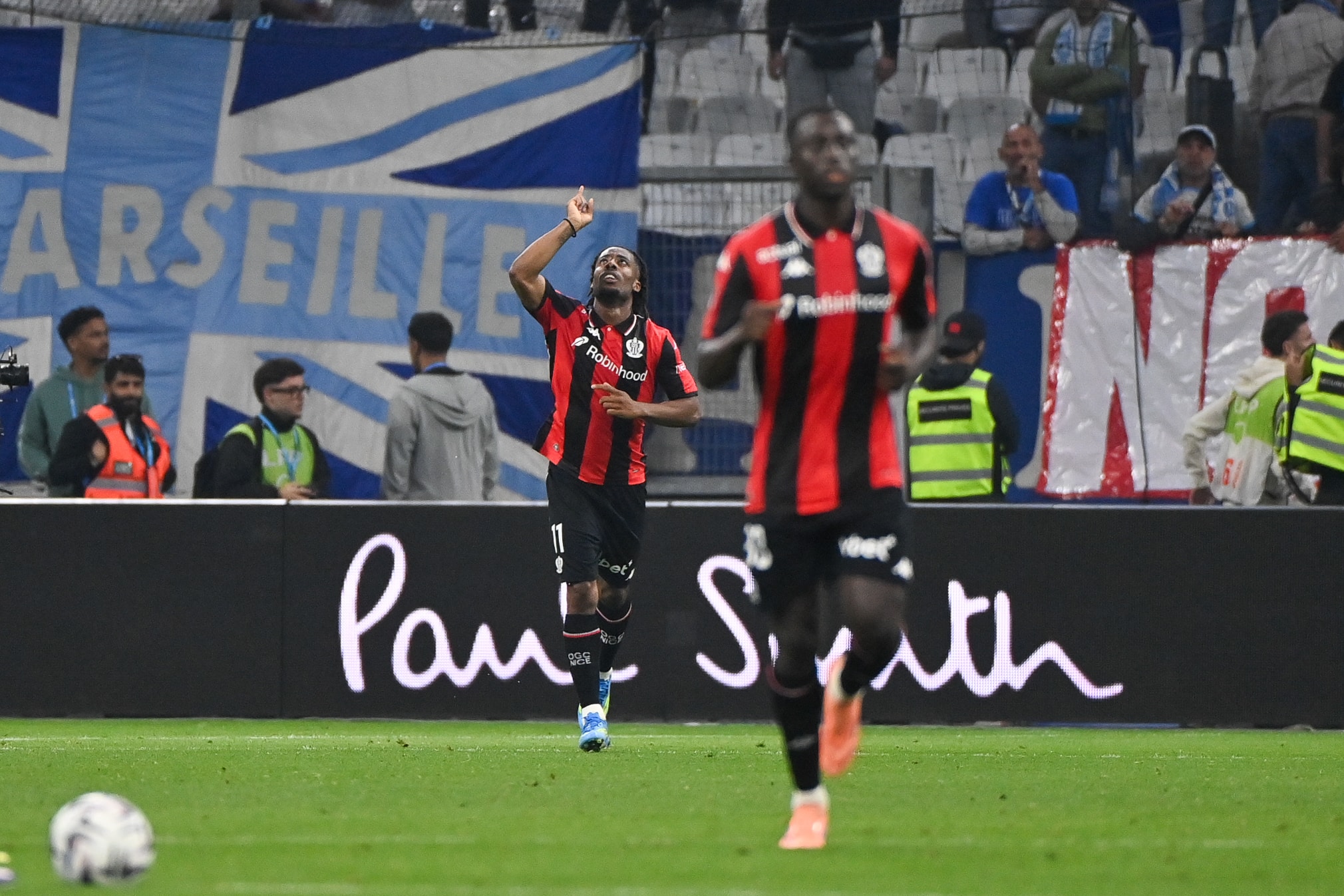 Ekye Wahi célébrant son égalisation avec Nice au Vélodrome.