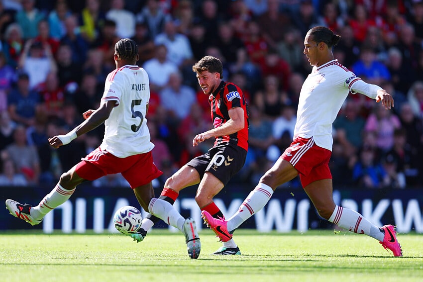 Jérémy Jacquet et Virgil Van Dijk lors de Bournemouth - Liverpool