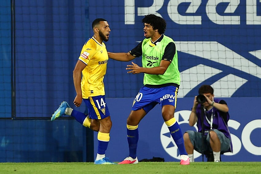 Yanis Begraoui (à gauche) sous le maillot d'Estoril