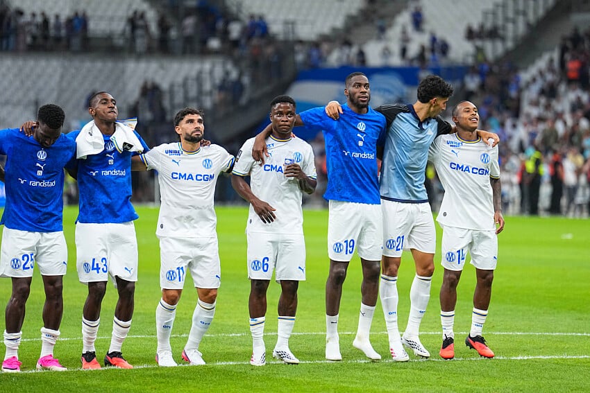 Geoffrey Kondogbia et Tochukwu Nnadi aux côtés de leurs coéquipiers de l'OM