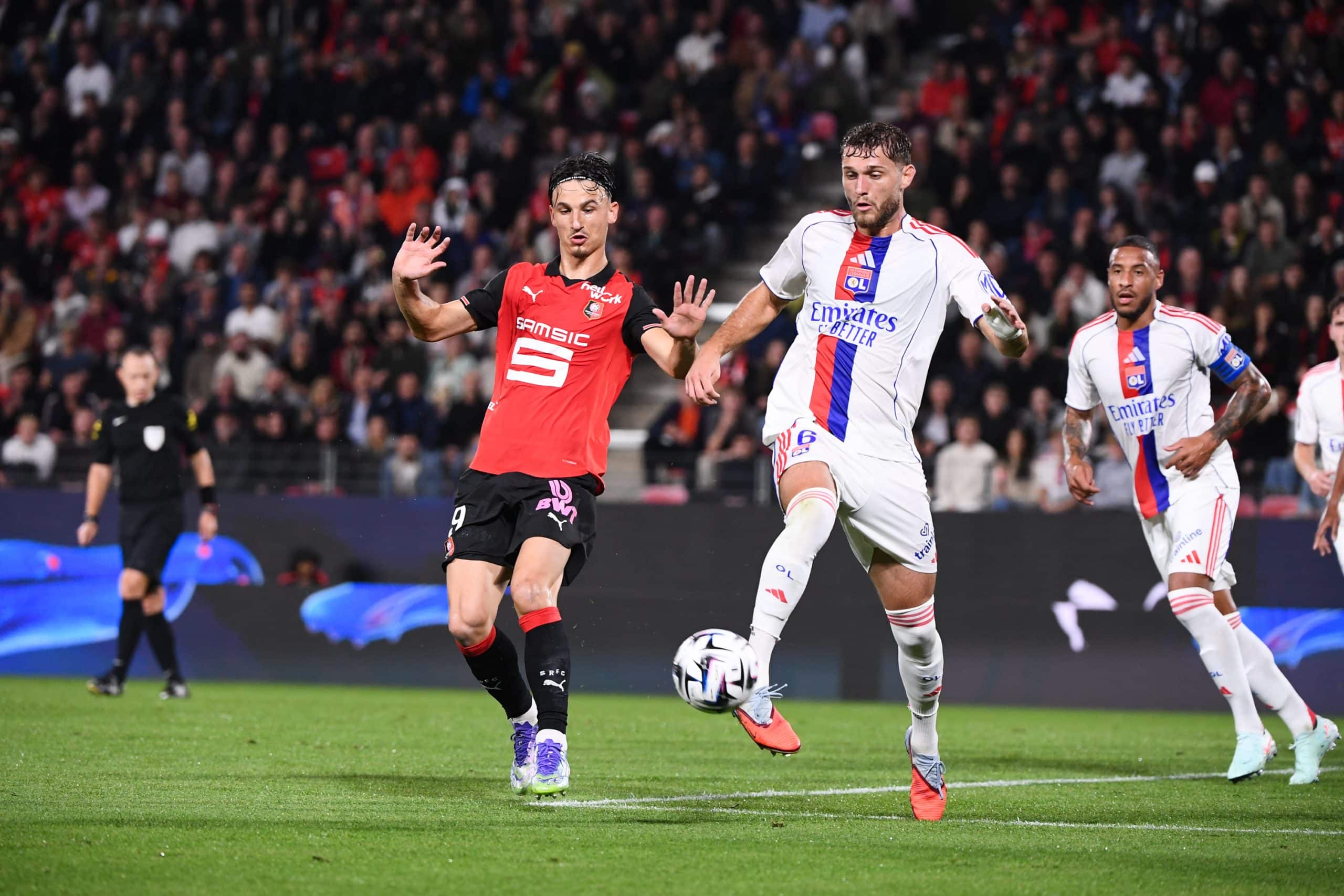 Esteban et Tanner Tessmann lors du match aller entre le Stade Rennais et l'OL