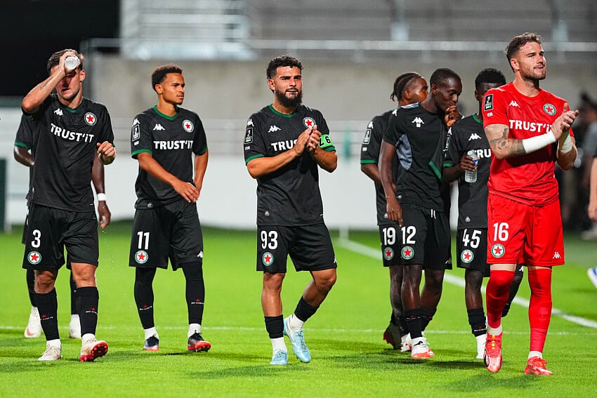 Ryad Hachem aux côtés de ses coéquipiers du Red Star