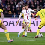 A la pause, le FC Nantes tient tête à l’OL, Lukeba et Lacazette dans l’histoire