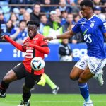 A la pause, le Stade Rennais mène et joue à  11 contre dix à  Strasbourg