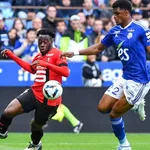 A la pause, le Stade Rennais mène et joue à  11 contre dix à  Strasbourg