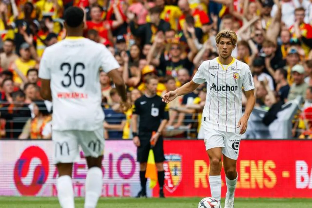 Un joueur du RC Lens à Paris cet été