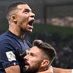Equipe de France : Giroud rigole de sa photo trollée avec Mbappé