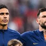 Equipe de France : Lloris réagit à  la retraite internationale de Varane