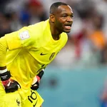 Equipe de France, Stade Rennais : Mandanda confirme sa retraite internationale