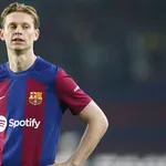 FC Barcelone : Frenkie de Jong prend une balle perdue