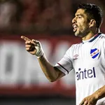 FC Barcelone : Luis Suarez inscrit un but sublime dans le Clasico uruguayen !