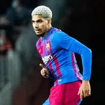 FC Barcelone – Mercato : accord de principe pour la prolongation d’Araujo !