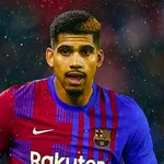 FC Barcelone – Mercato : l&rsquo;agent d&rsquo;Araujo envoie un message clair au Real Madrid