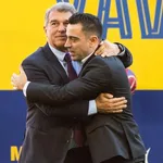 FC Barcelone – Mercato : Laporta fait une annonce retentissante sur l’avenir de Xavi et Busquets