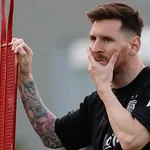 FC Barcelone – Mercato : Messi prêt à  résilier au PSG pour prêter main forte à  Xavi et Alves ?