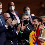 FC Barcelone, PSG – Mercato : les chiffres du contrat stratosphériques de Messi ont fuité