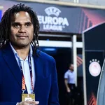 FC Nantes : Karembeu copie les Canaris depuis l’Olympiakos et s’enflamme pour Kombouaré