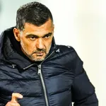 FC Nantes : Sergio Conceiçà£o se prend une balle perdue des Canaris