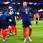 France – Kazakhstan : les Bleus se baladent à  la pause, Mbappé voit triple