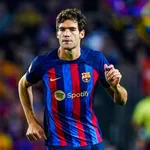 Le FC Barcelone mène à  la pause dans un derby très heurté