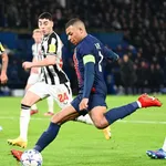 Le PSG tenu en échec et toujours en course, le FC Barcelone gagne et se qualifie