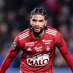 Le Stade Brestois conforte sa place de dauphin en s’imposant à  Strasbourg